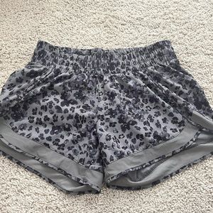 Athleta Printed Mess Racer Run Short 4”